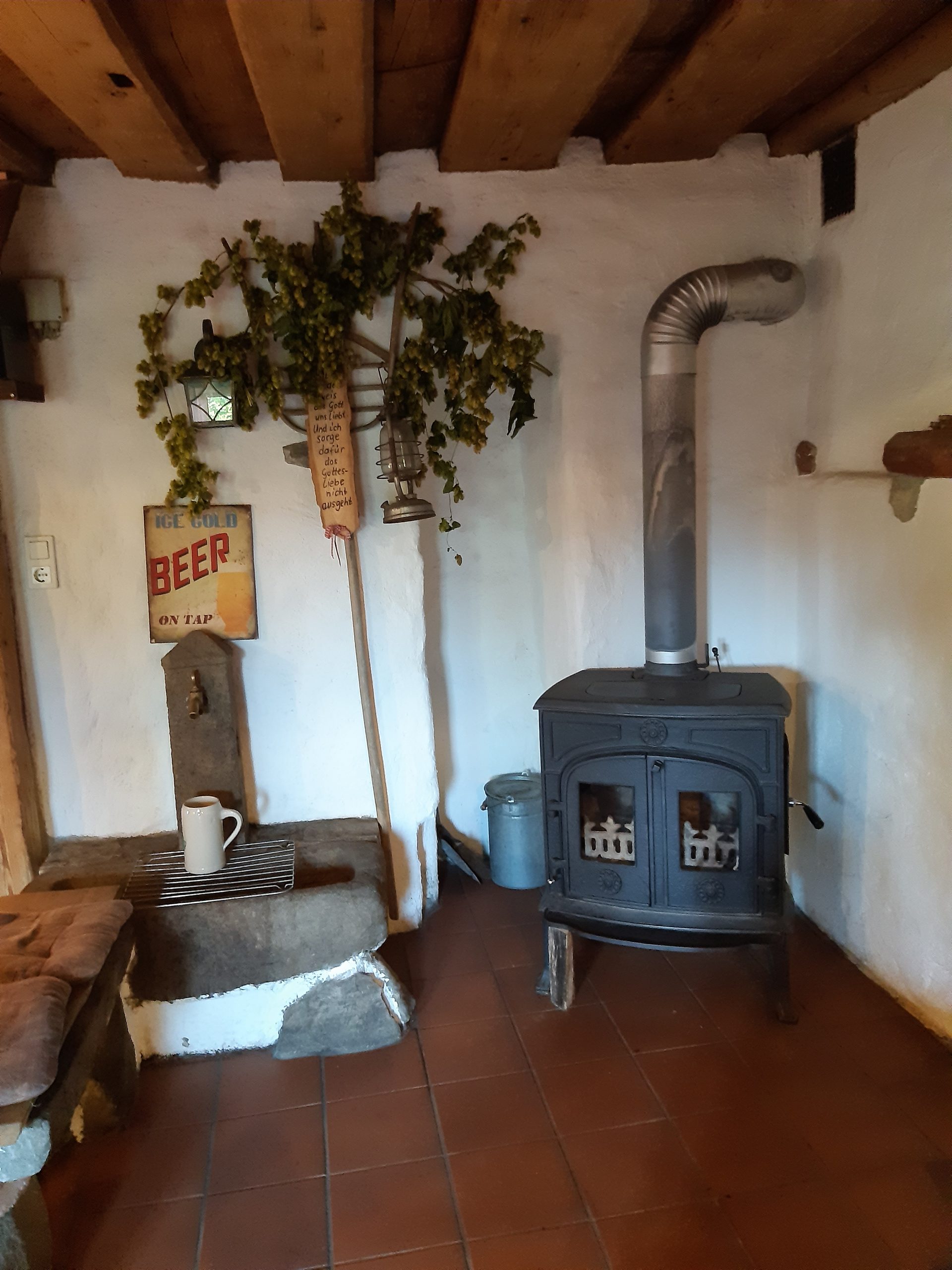 Gusseisener Ofen und einzigartige Bierzapfanlage